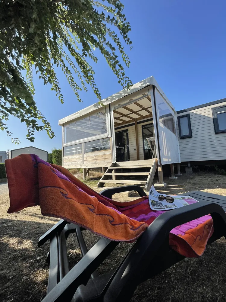 Détente sur un transat au soleil lors de vacances en Vendée au Camping l'Eden